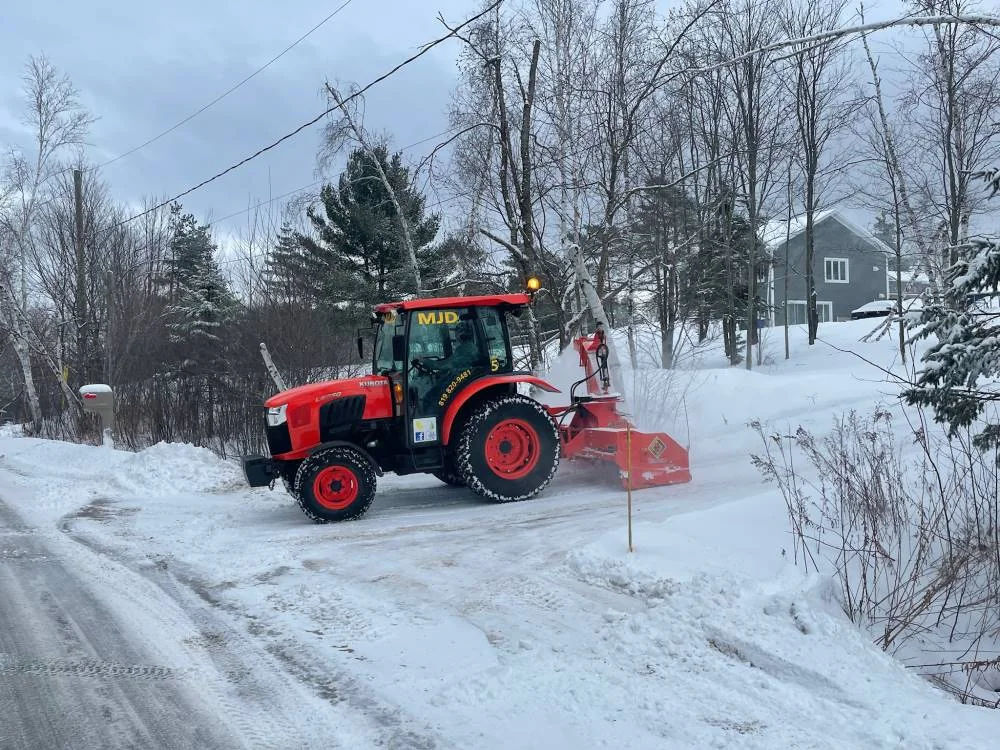 Snow removal service by Services MJD et Fils